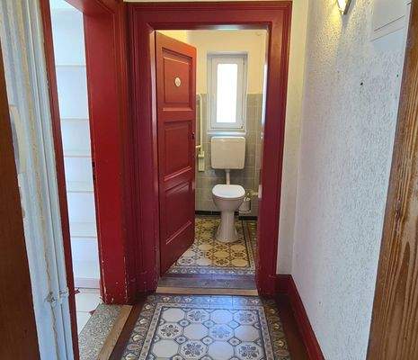 Durchgang Küche und WC EG