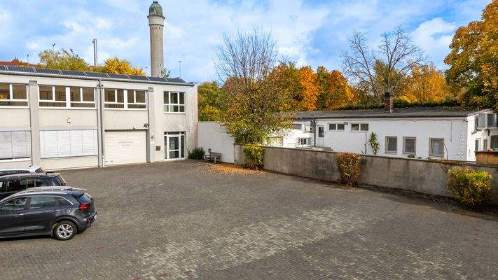 Mögliche Stellplätze vor dem Gebäude