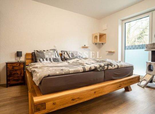 Lichtdurchflutete Räume durch bodentiefe Fenster