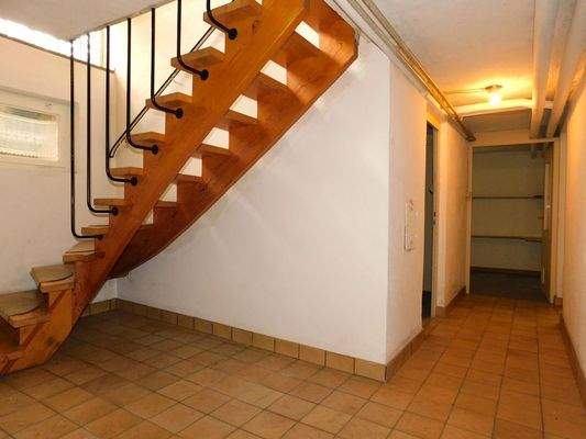 geräumiger Kellerflur