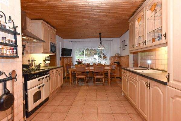 geräumige Küche mit Einbauküche und Essplatz 