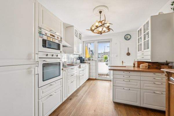 Küche mit Abstellraum 