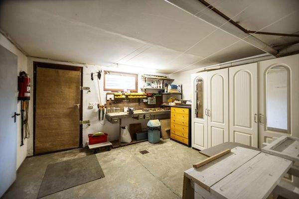 Waschraum mit Werkbank