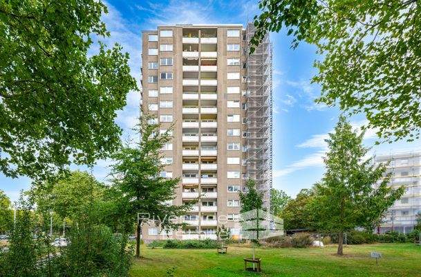 Außenansicht des Wohngebäudes aus dem anliegenden Park