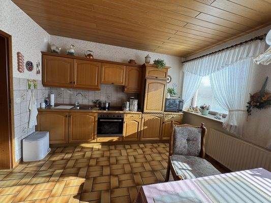 geflieste Küche mit Einbauküche