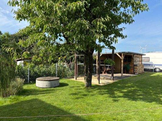 Spielplatz, Fahrradschuppen