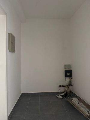 Abstellraum mit Durchgang