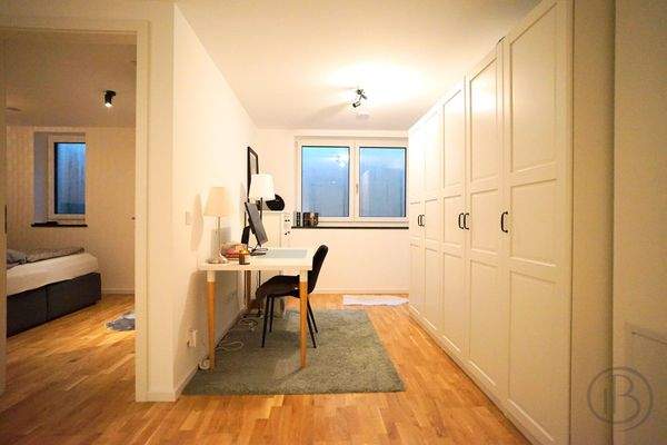 Halboffener Arbeits- und Stauraumbereich im Untergeschoss