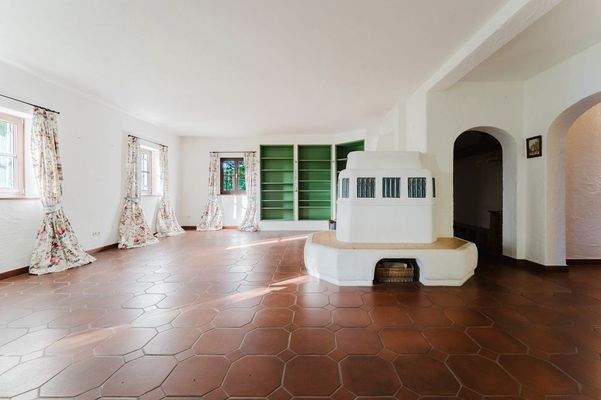 Großzügiger Wohnraum mit Kachelofen – ein Ort zum Ankommen und Verweilen