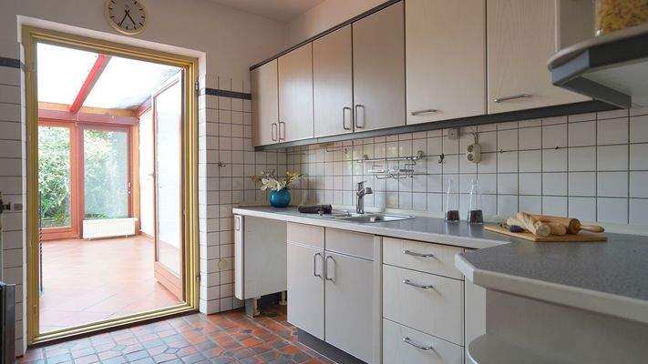 Die Küche mit Zugang zum Wintergarten