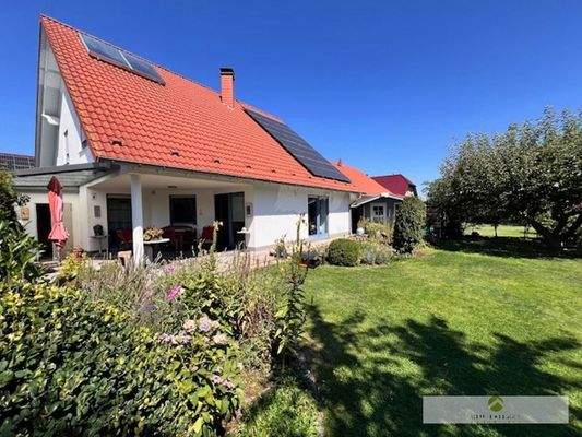 Rückwärtige Ansicht der Immobilie mit großzügigem, sehr schön angelegtem Gartenbereich