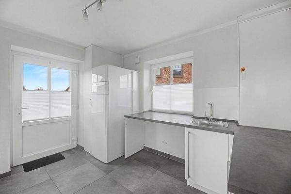 Hauswirtschaftsraum mit Seiteneingangstür