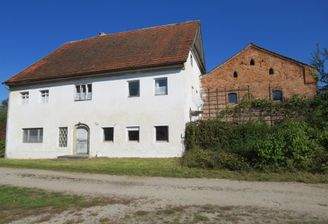 Wohnhaus mit Nebengebäude 