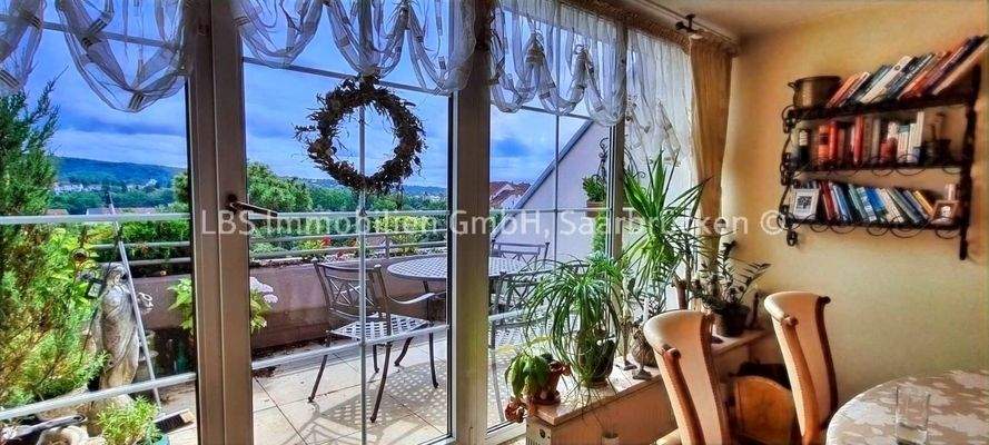 Esszimmer mit Blick zum Balkon