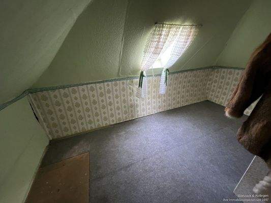 kleines Zimmer im Dachgeschoss