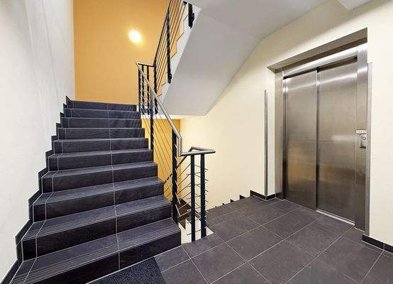 Treppenhaus mit Aufzug