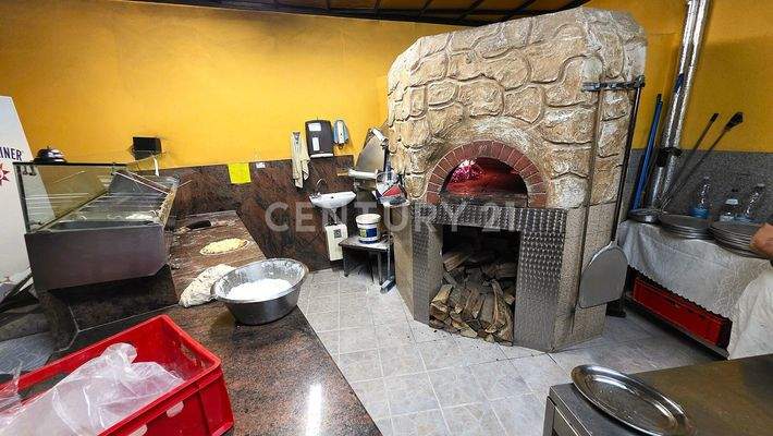 Pizzabäckerbereich mit tradizionellem Pizzaofen  