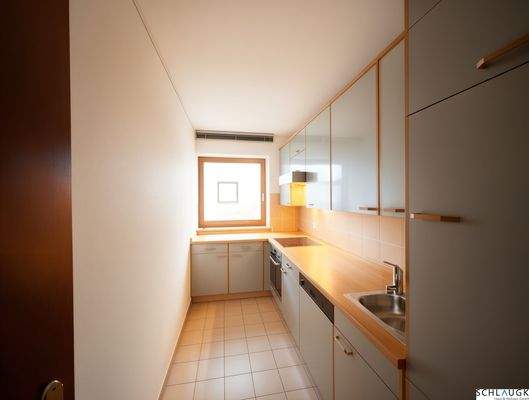 Küche mit EBK und Fenster