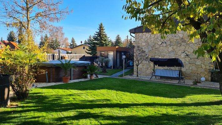 Garten mit Blick auf den Arbeitscontainer