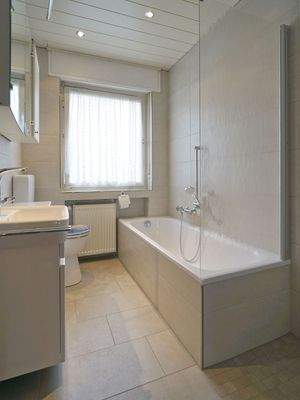 Modernes Bad m. Dusche u. Wanne