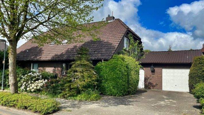 Ein schönes Haus mit großer Garage