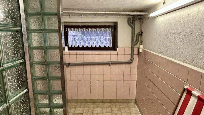 Kellerraum mit Dusche und WC