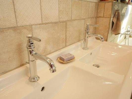  AXOR-ARMATUREN am DOPPELWASCHBECKEN