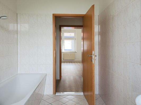 Tageslichtbad mit Wanne