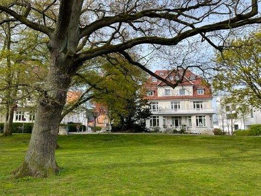 Blick aus Kurpark auf Villa.jpg