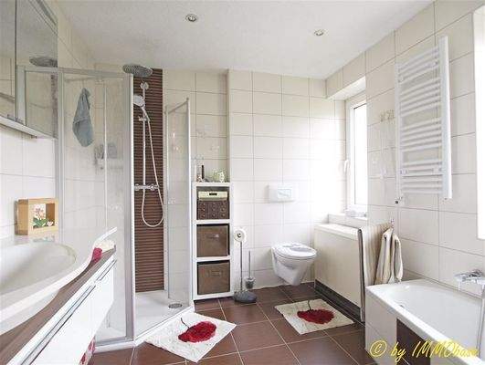 Bad mit Wanne und Dusche