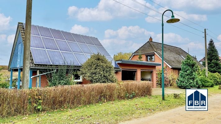 Stallgebäude mit PV-Anlage und Garage