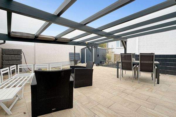 Sehr großzügige Pergola