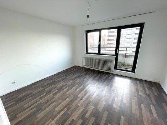 Leeres Zimmer mit Balkon