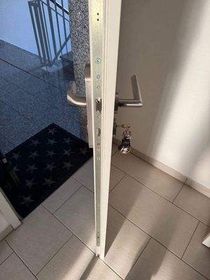 Mehrfach verriegelnde Sicherheitstüre.jpeg