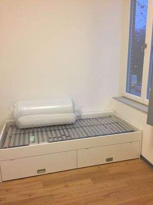 Weisses Bett mit Schubladen