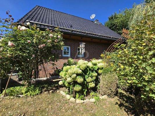 Ansicht Süd-Osten mit Detail Gartenbereich