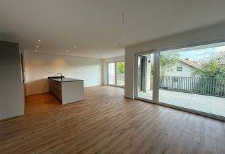 Moderne Wohnung mit Balkon