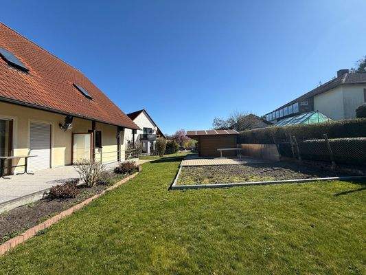 Hausgarten mit Rasenfläche