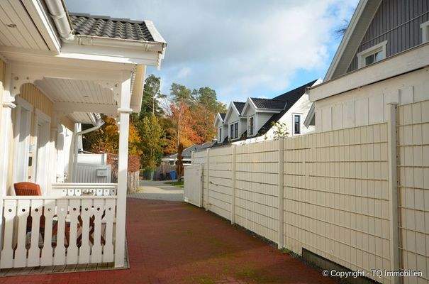 Haupteingang und Einfahrt zum Grundstück