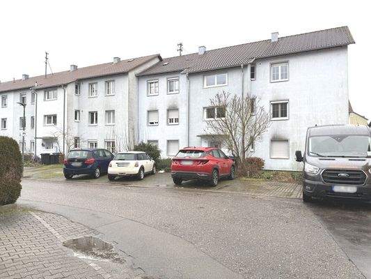 Haus außen und Stellplatz