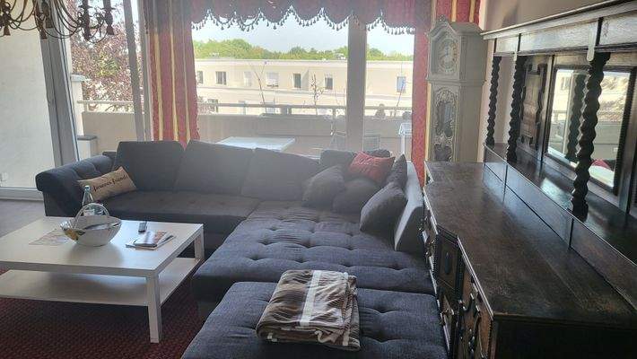 Wohnzimmer mit Balkon