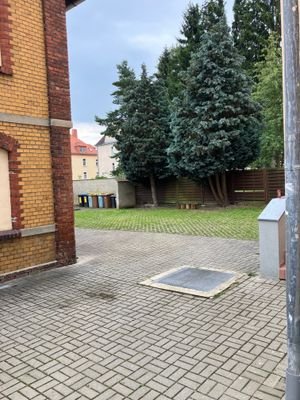 Hof mit Stellplätzen