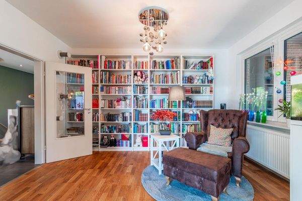 Bibliothek im Wohnzimmerbereic