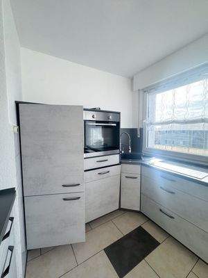 Moderne Küche mit Geräten