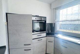 Moderne Küche mit Geräten