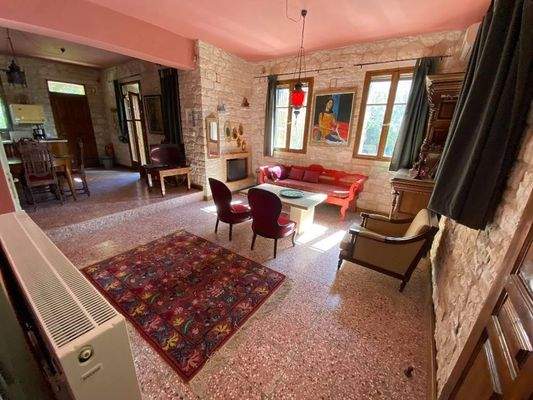 2 komplett ausgestattete Steinvillen mit schönen Gärten und 3 zusätzlichen Baurechten