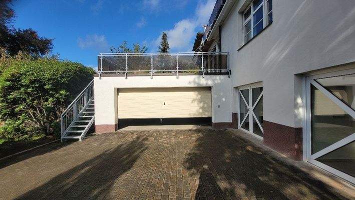 Doppelgarage mit Zugang zum Keller