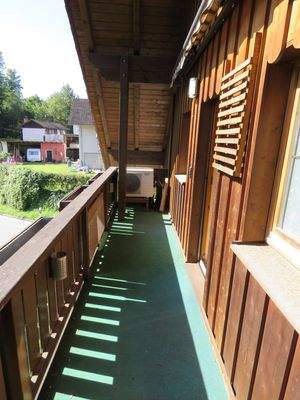 Ostbalkon mit Klimaanlage   