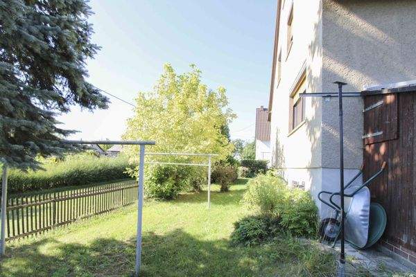 Garten und Wäscheplatz seitlich