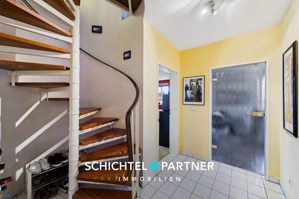 S&P | Flur mit Wendeltreppe